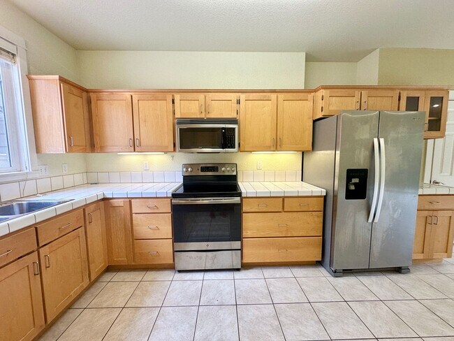 Photo - Spacious and bright 2 bed 2.5 bath Townhouse
