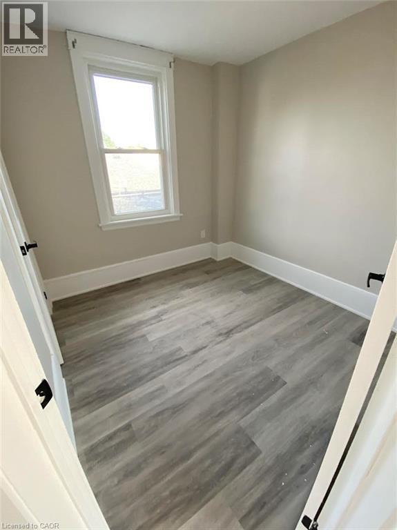 Photo - 193 Balmoral Ave N