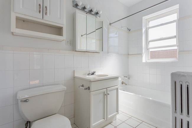 Photo - Wolcott Court - 1828 W Lawrence Ave