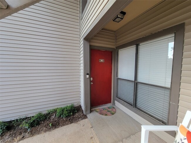 Building Photo - 2025 Augusta Dr Unit 303