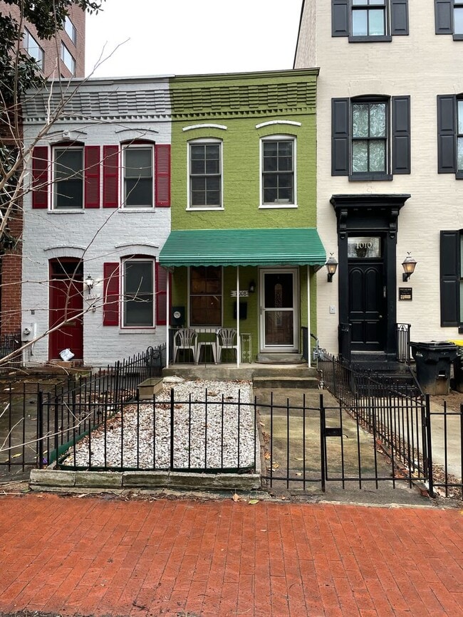 Building Photo - Foggy Bottom 1,200 Square Foot Rowhouse Off Washington Circle W/Exposed Brick! Prime Location!