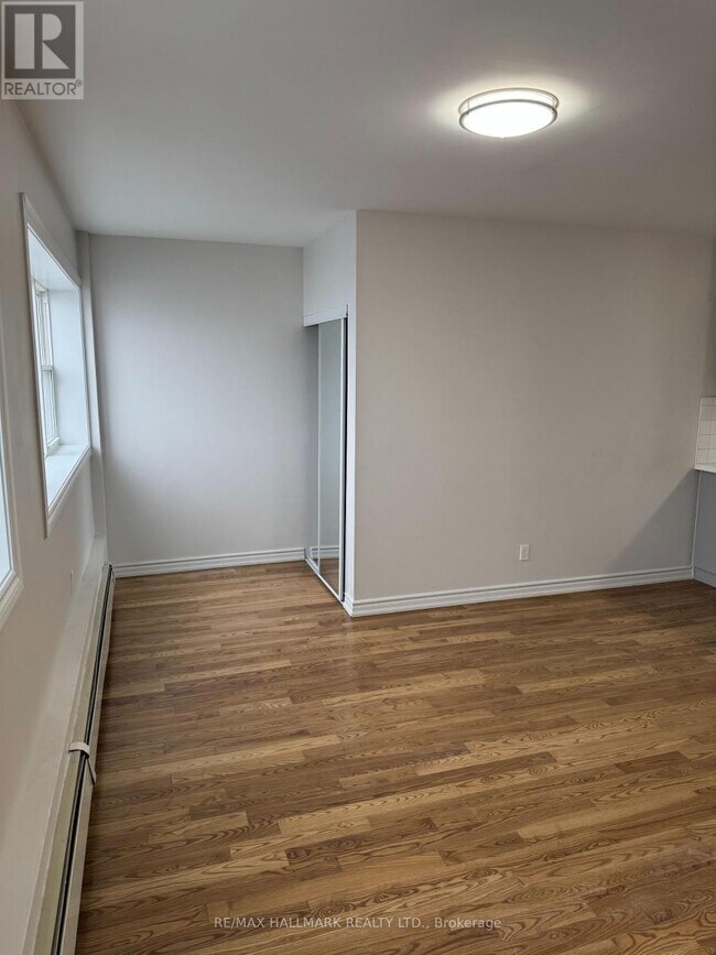 Photo - 2831 Kingston Rd