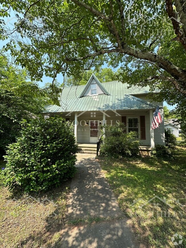 Building Photo - Charming 4-Bedroom Single Family House Nea...