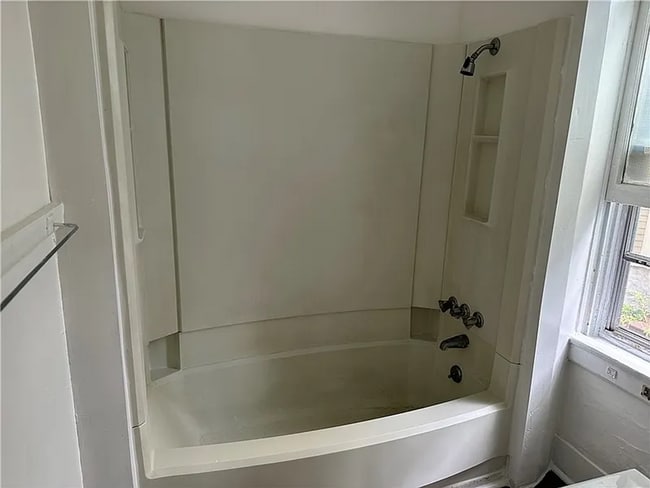 Building Photo - 525 Averill Ave Unit #3 Down