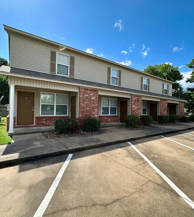 Building Photo - N Ithaca Unit 603 N Ithaca #1 Rental