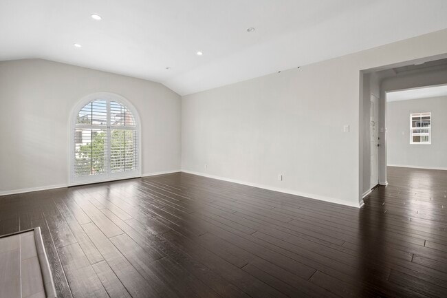 Sala de estar que conduce al comedor. - 7930 W 4th St Unidad 7930