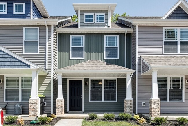 Building Photo - 225 Woodland Vly Ln