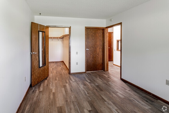 2BR, 1BA - 835SF - Primary Bedroom