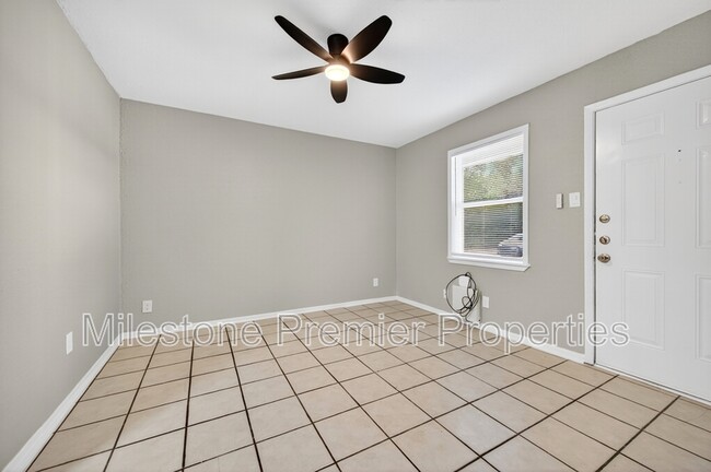 Building Photo - 816 S Crockett St Unit 4