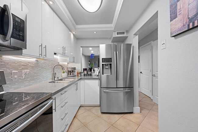 Building Photo - 8010 SW 152nd Ave