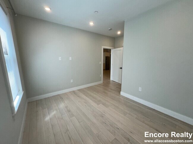 196 Green St Unit 3