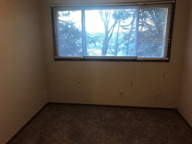 Building Photo - 2 bedroom townhouse close to campus-free p... Unit #8