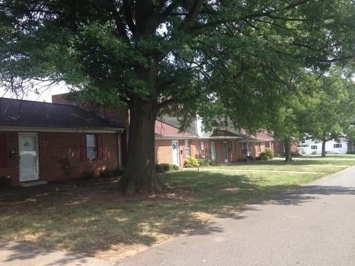 Building Photo - Two bed, 1.5 bath townhome in Graham Unit G