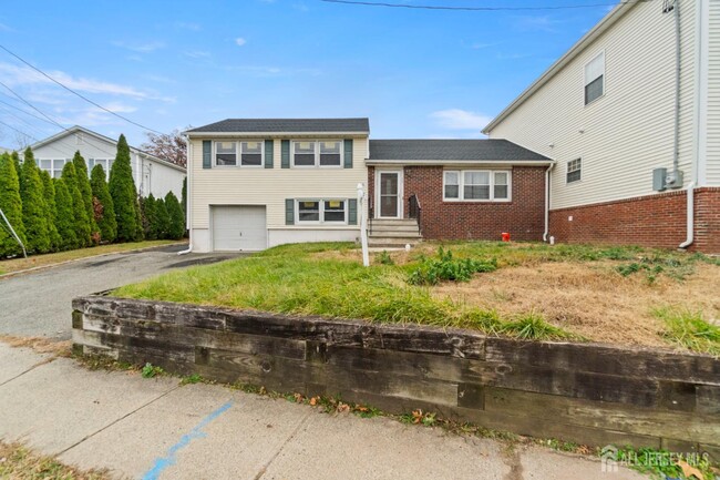 Photo - 762-762 Valley St