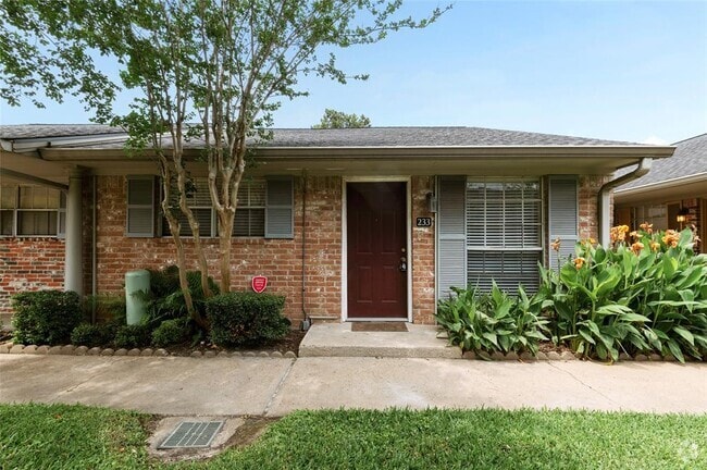 Building Photo - 233 W Tri Oaks Ln Rental