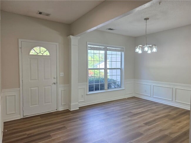 Photo - 137 Kenninghall Ct