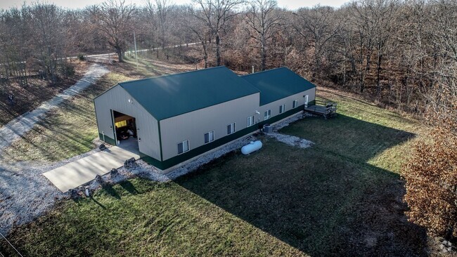 Building Photo - 4 Bedroom Hunting Lodge in Climax Springs Rental