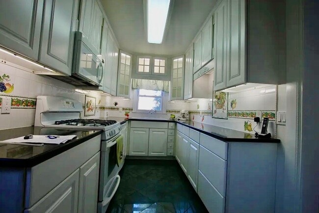 1522 Dwight Pl