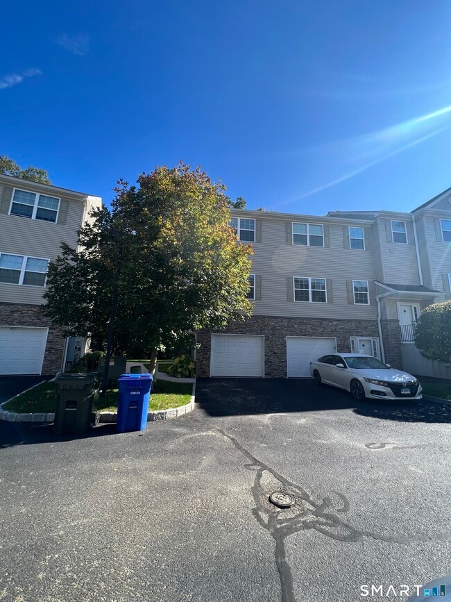 Building Photo - 17 Riverview Ct Unit 17