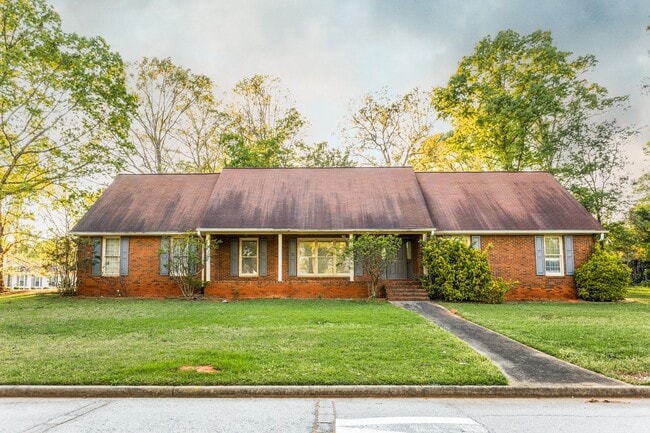 Building Photo - 3301 Sams Way SE