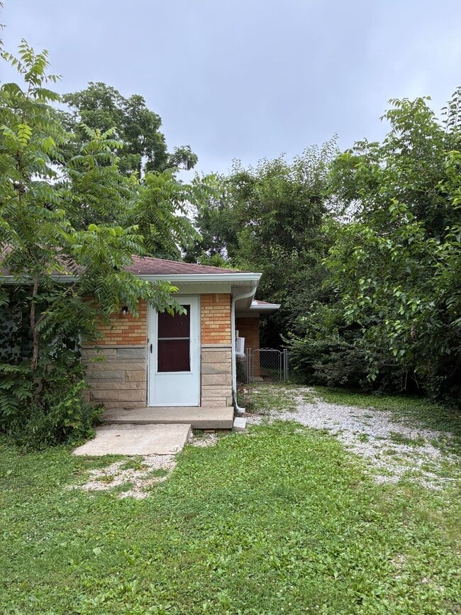 Building Photo - Cozy 2 Bedroom 1 Bath Duplex! Available Now!