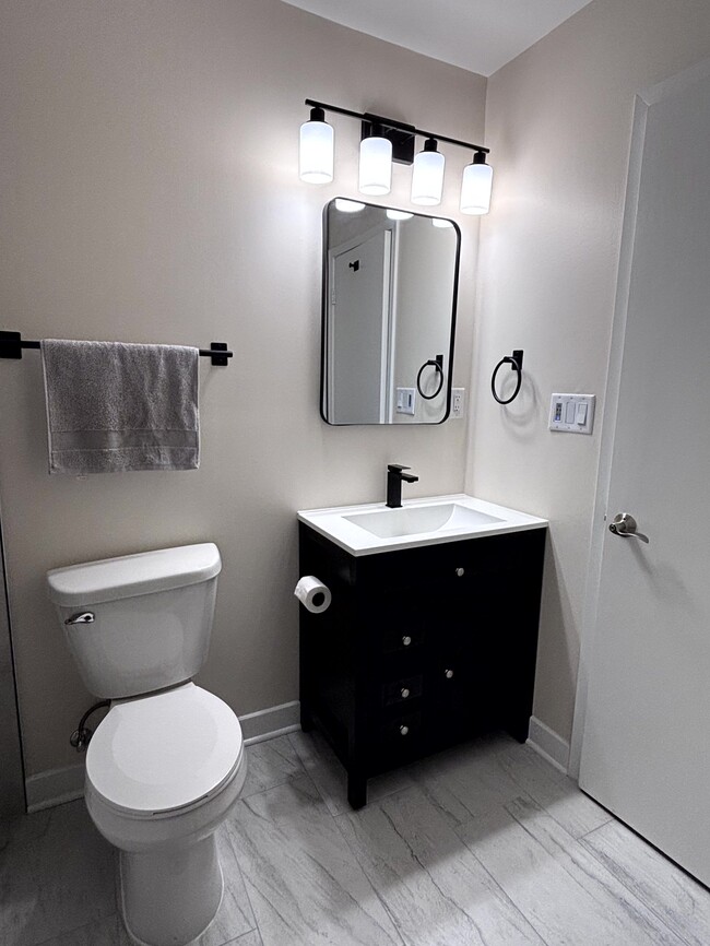 brand new upper level bathroom - 4117 W Rivers Edge Cir Unit #10