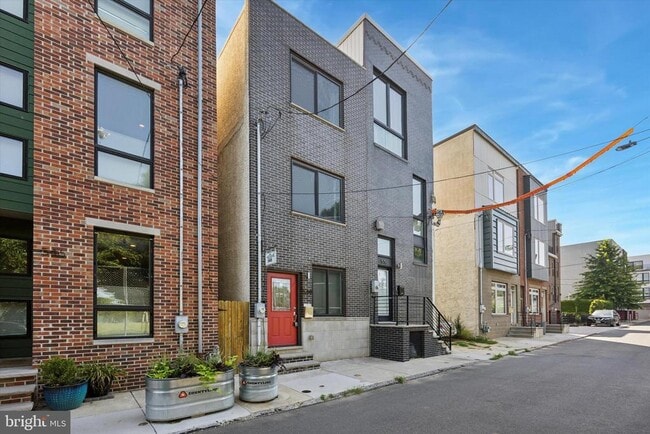 Building Photo - 548 E Hewson St Rental