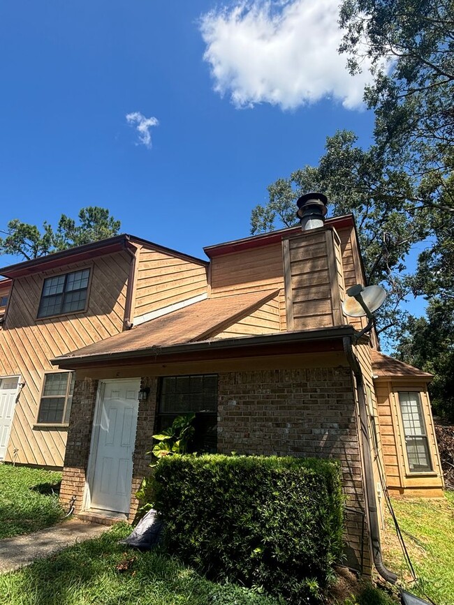 Building Photo - Freshly Remodeled 3 BR 2 BA Townhome Locat...