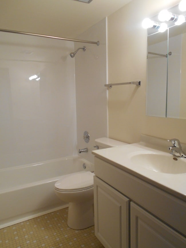 Colonial Village Apartments Itasca, IL