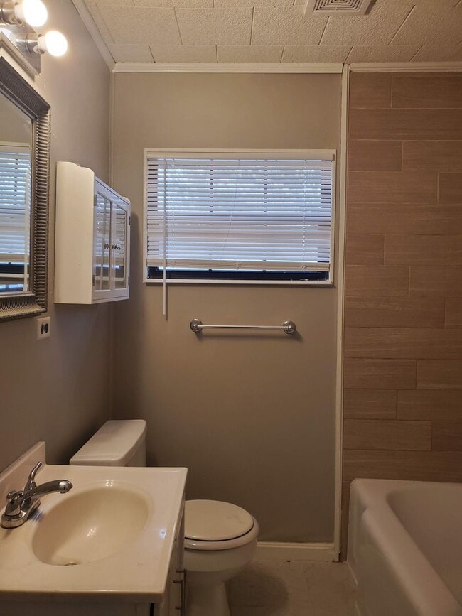 Photo - 1000 Ronald St