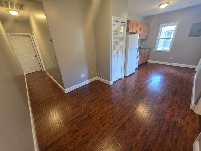 Building Photo - 2 Bed 1 Bath Apartment In Loch Sheldrake Unit 4