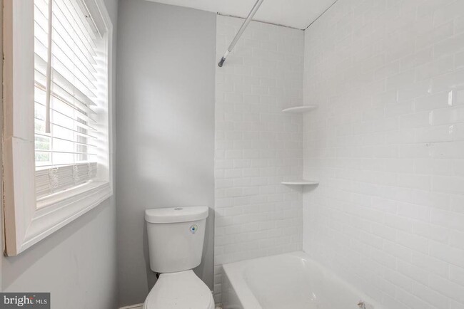 Photo - 608 E 9th St