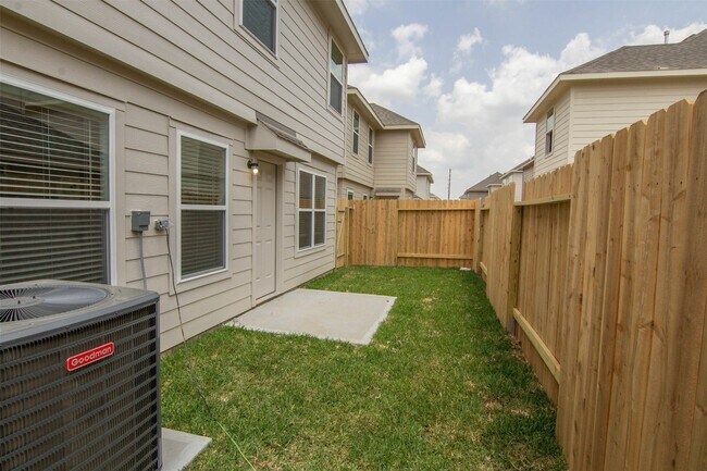 Photo - 18635 Medway River Trl