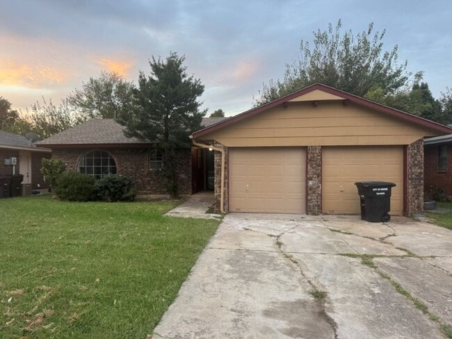 Building Photo - 3 bed one bath ready for move in , Moore Schools!