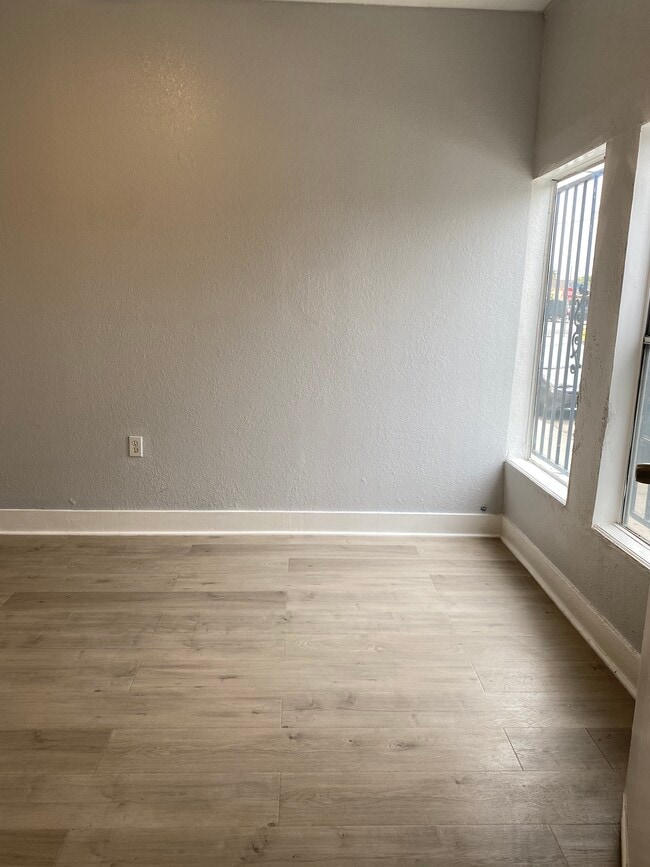 Photo - 813 W 43rd St