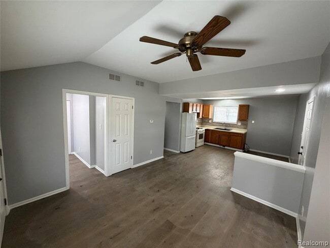 Photo - 19445 Inkster Rd