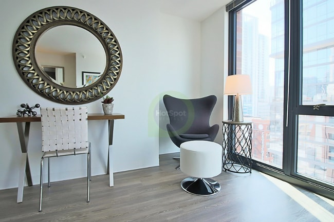 Photo - 647 N Wells St