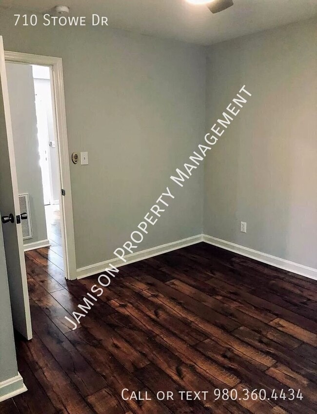 Photo - 710 Stowe Dr