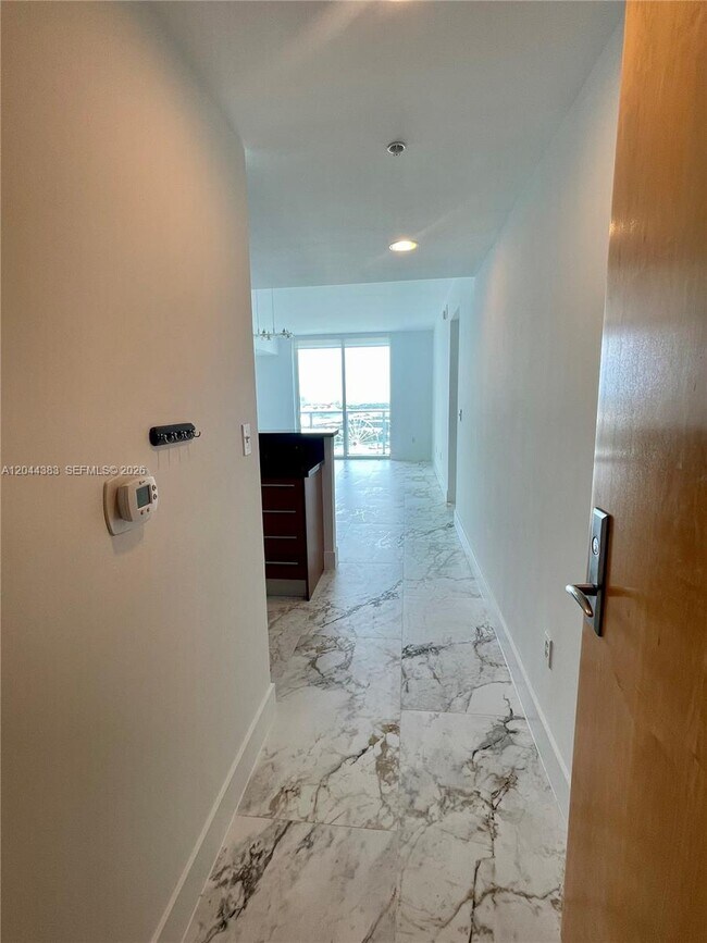 Photo - 253 NE 2nd St Unidad 2409