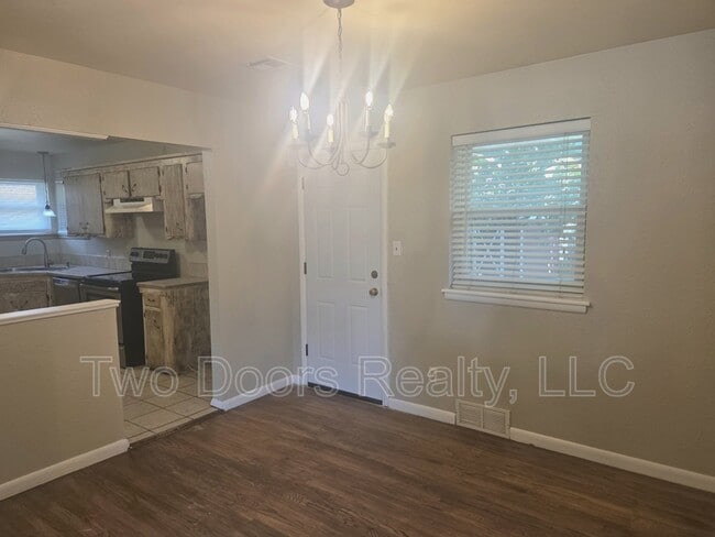 Photo - 705 E Carroll Ln