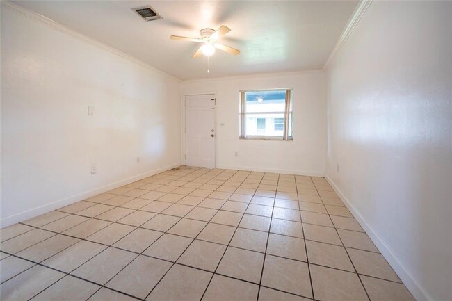 Photo - 6170 Southwest 43rd Street, # 1-2 Unidad # 1-2