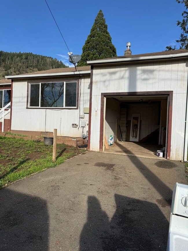 Photo - Myrtle Creek 2-Bedroom Home with Garage