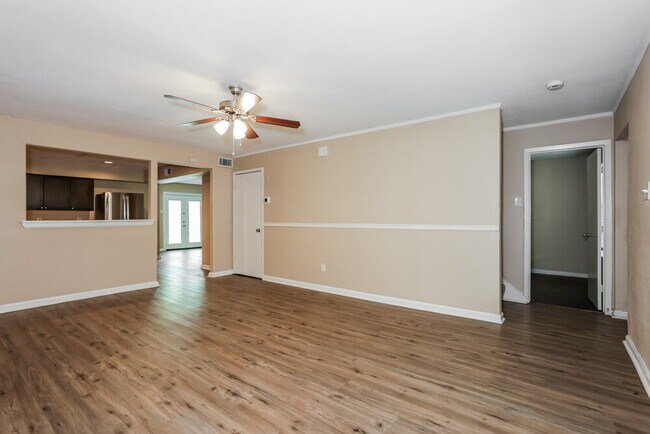 Photo - 347 Linkview Dr
