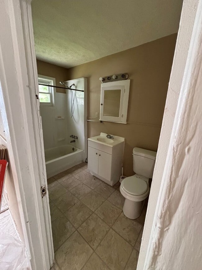 Photo - Section 8 welcome, 3 bedrooms 1 Bath. Spac...