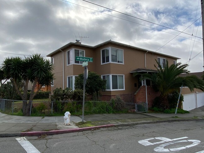 Building Photo - 2774 Madera Ave- 2407 LB/ 2029 L/ 2027 R Unit 2770 Rental
