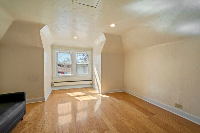 Building Photo - 2615 E 12th Ave Unit Upstairs Apartment