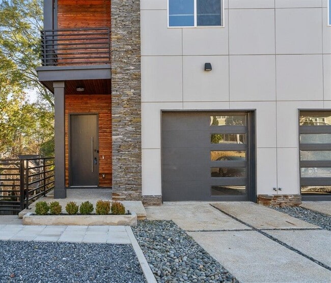 Building Photo - 147 Hutchinson St NE