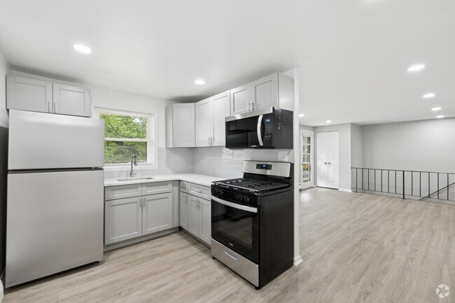 2BR, 1BA - 900SF - Kitchen - Hamilton Court Apartments
