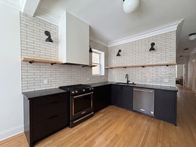 Photo - 1392 Waveland, LLC Unit 1