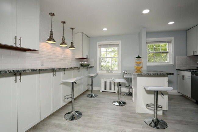 Building Photo - 100 Huguenot Ave Unit 6B